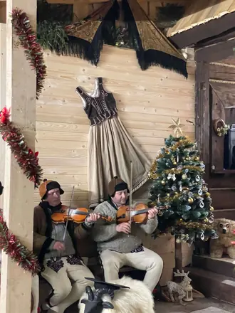 Góralscy skrzypkowie w strojach regionalnych