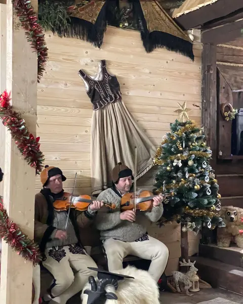 Góralscy skrzypkowie w strojach regionalnych