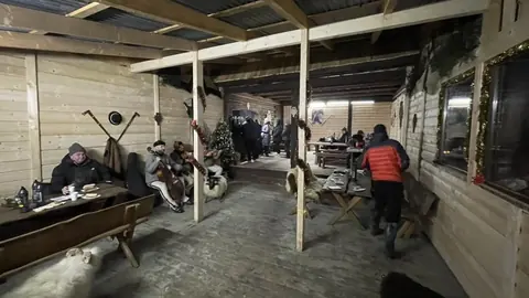 Biesiada w szałasie przy muzyce